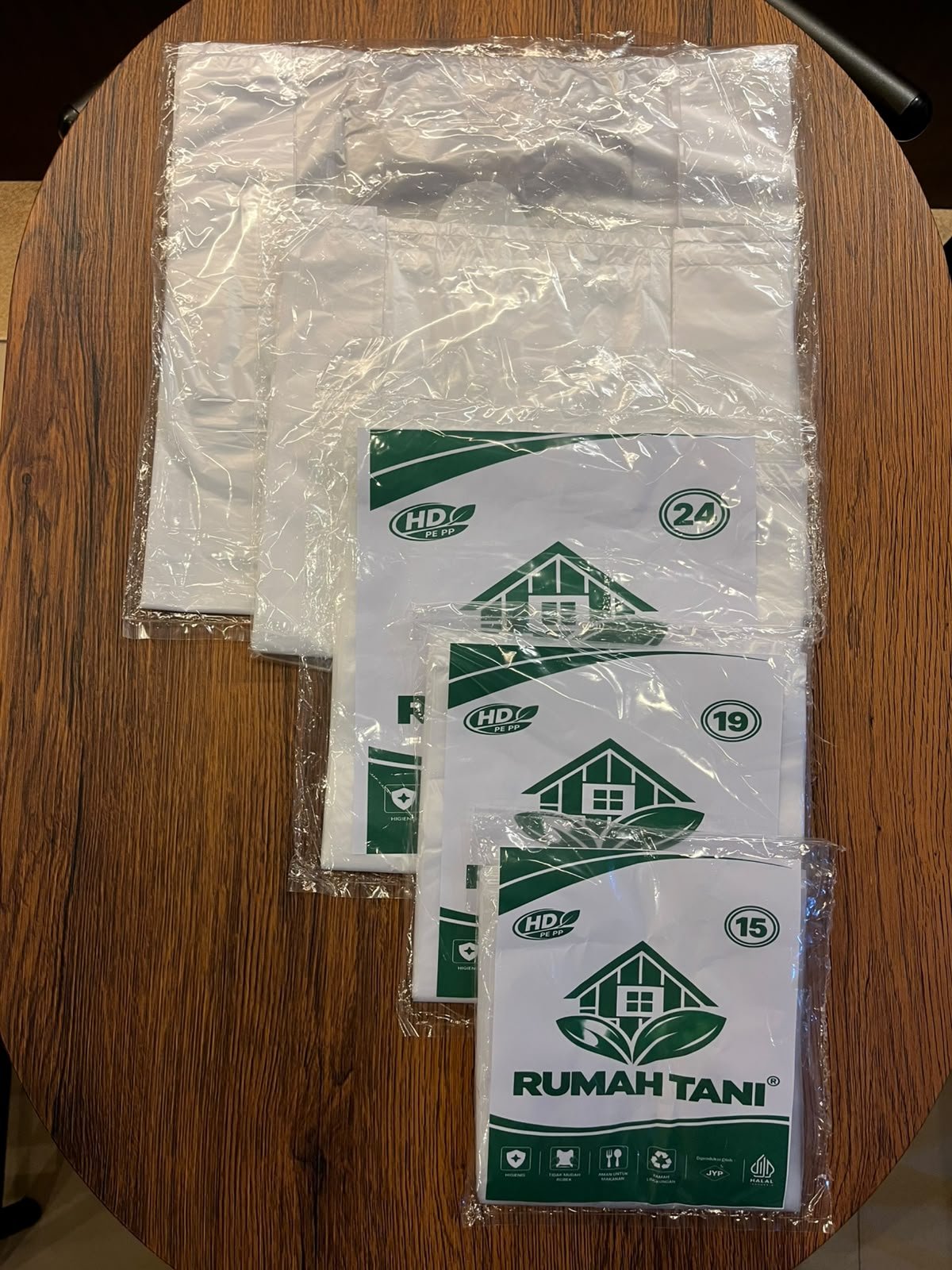 Kantong kresek plastik warna putih merek Rumah Tani berbagai ukuran